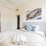 Luxurious Prestige Apartment On The St Stephen Road